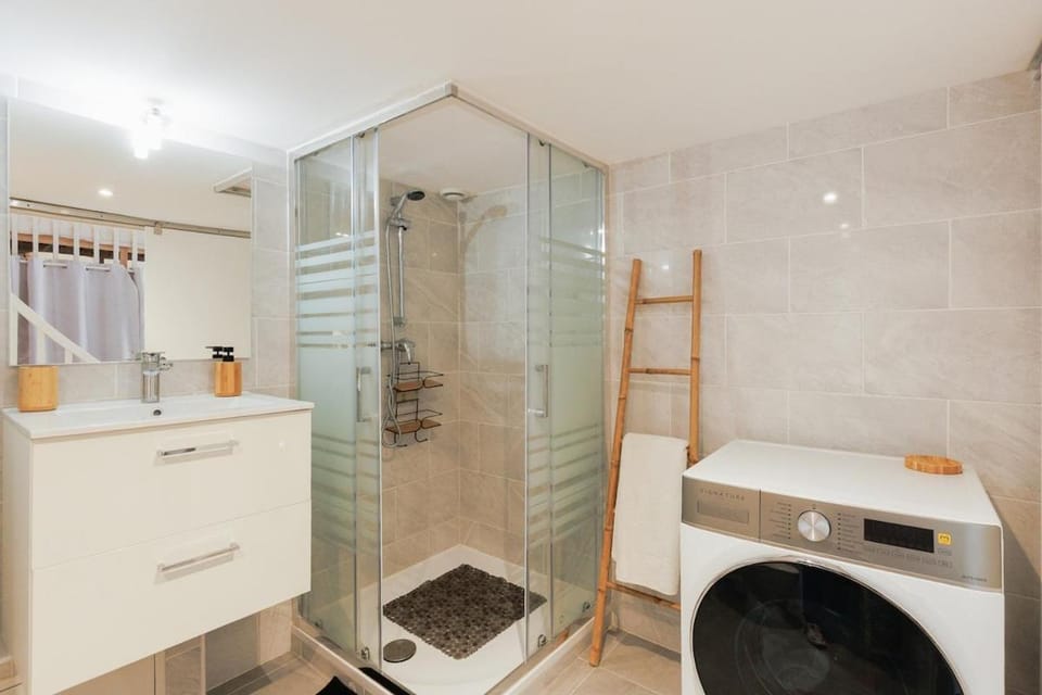 Shower, Bathroom, washing machine, dryer