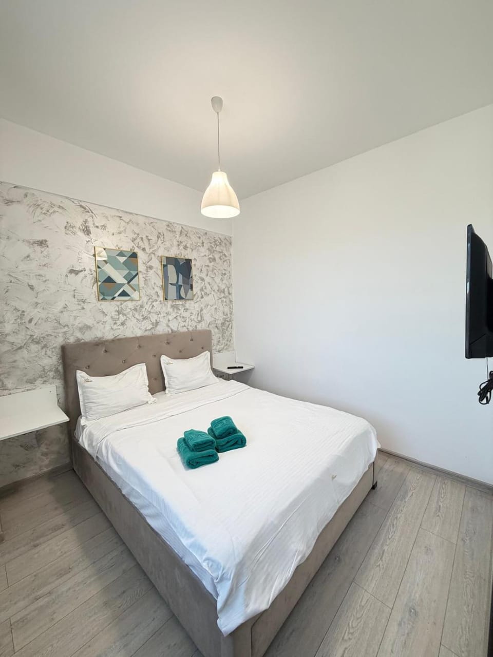 Bed, TV and multimedia, Photo of the whole room, Bedroom, towels