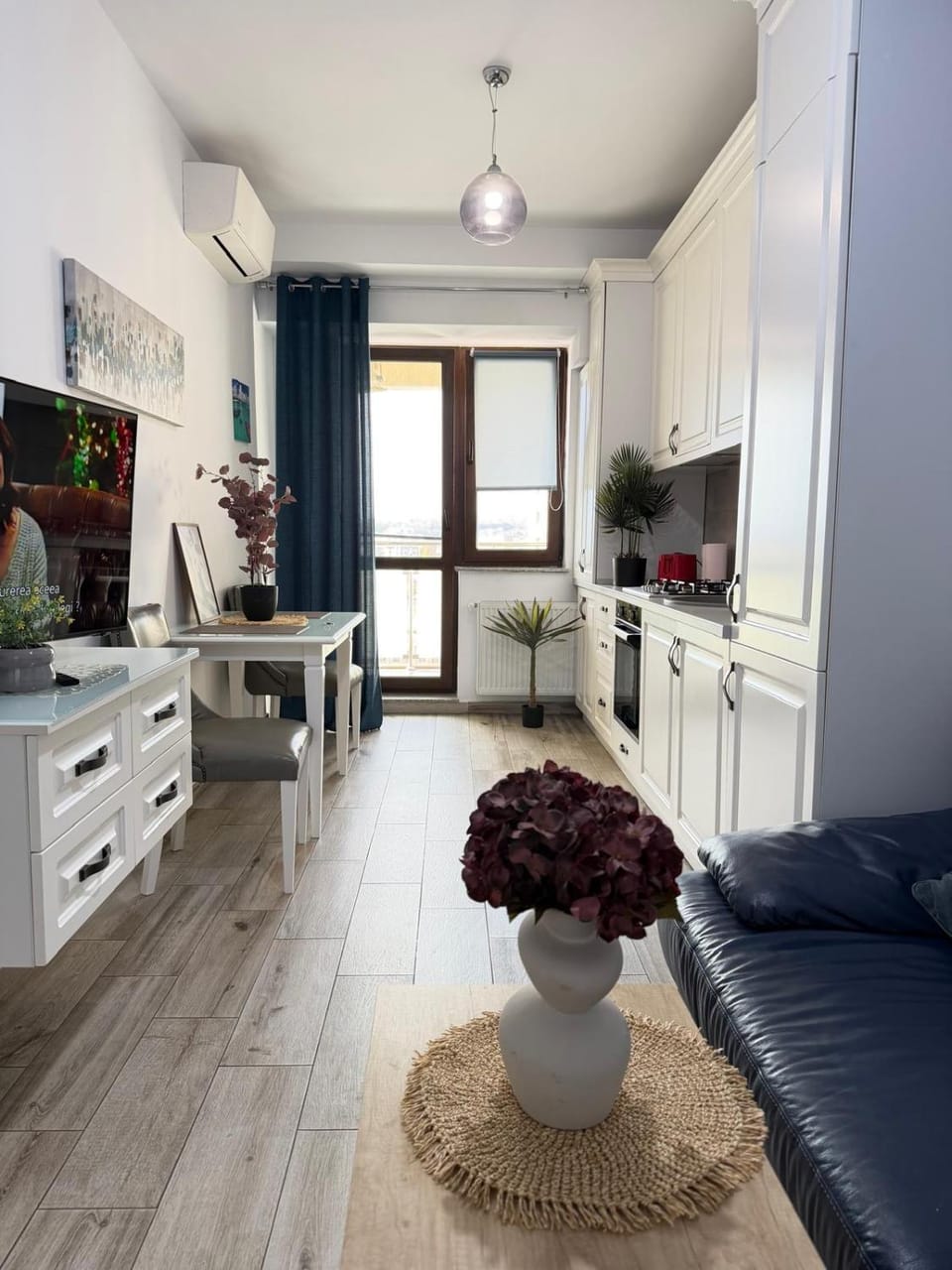 TV and multimedia, Kitchen or kitchenette, Living room, Seating area, Dining area