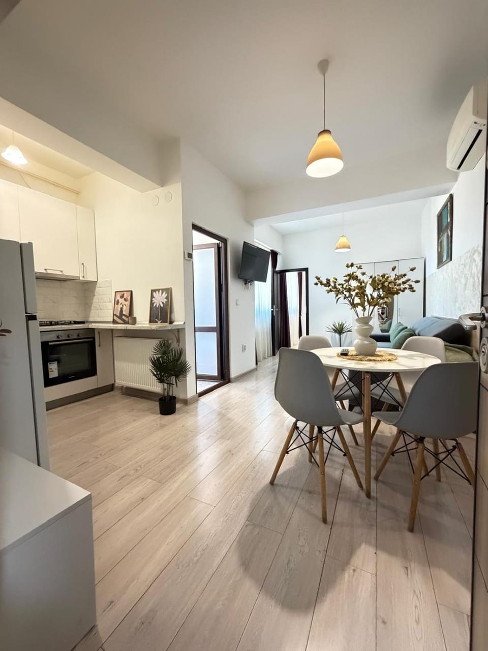 Kitchen or kitchenette, Living room, Seating area, Dining area, oven, stove