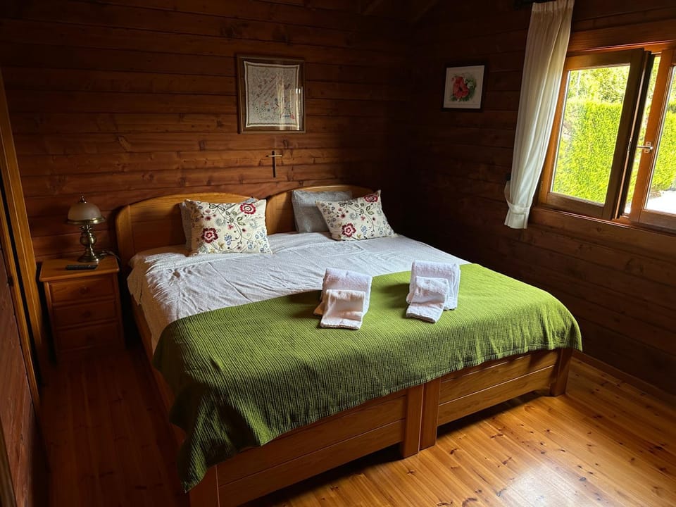 Bed, Bedroom, towels