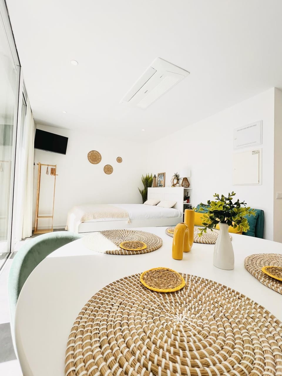 Bed, TV and multimedia, Dining area, Bedroom