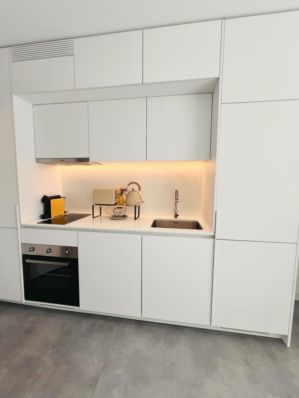 Coffee/tea facilities, Kitchen or kitchenette, stove, toaster
