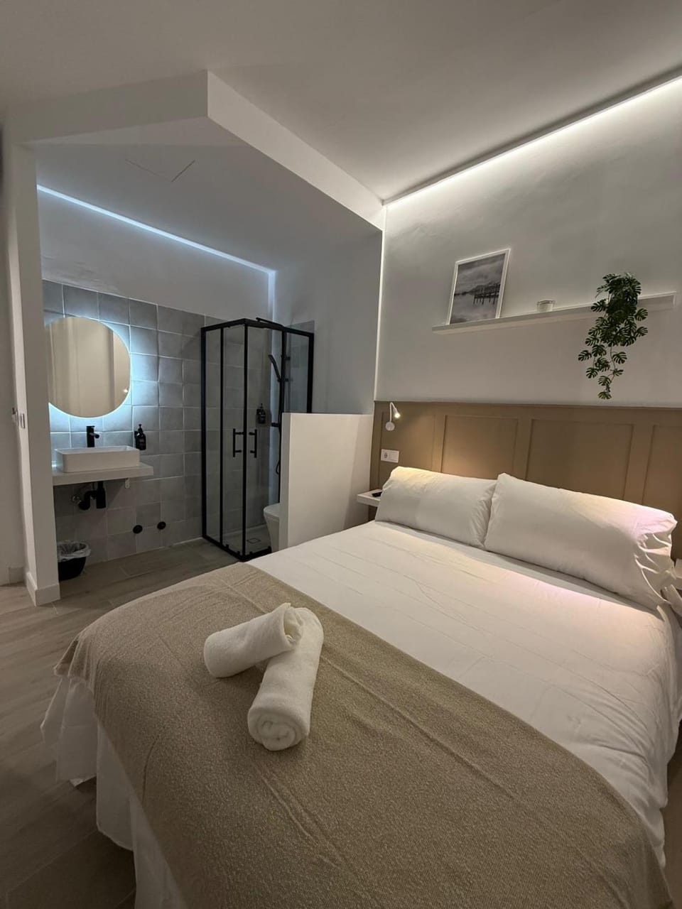Photo of the whole room, Bedroom, towels