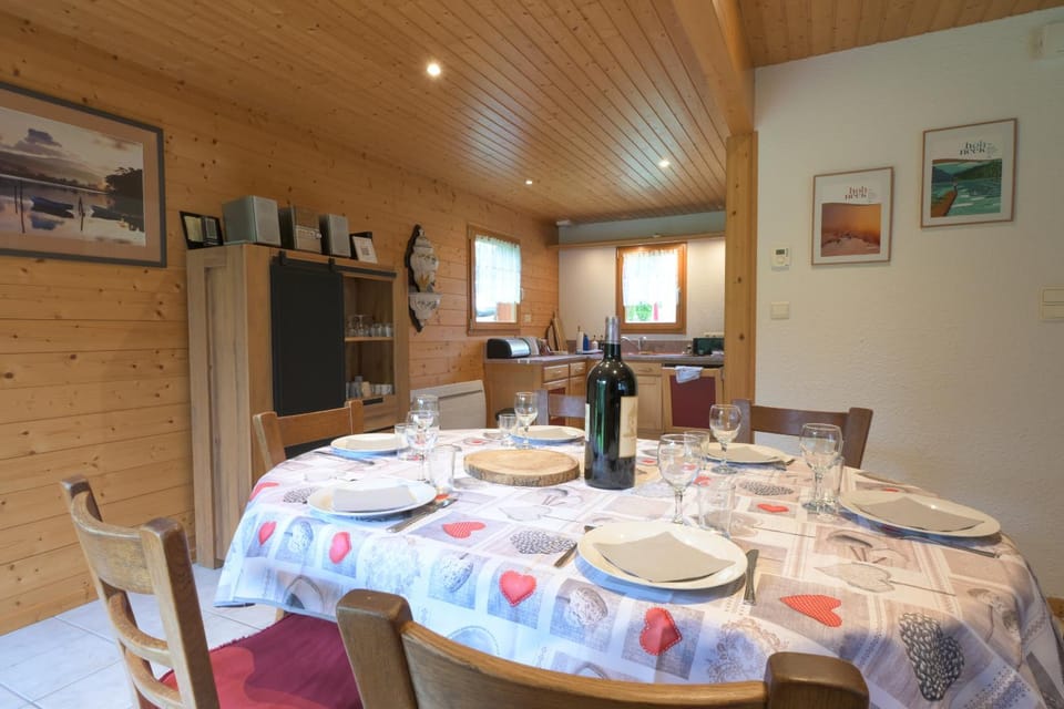 Kitchen or kitchenette, Food and drinks, Dining area