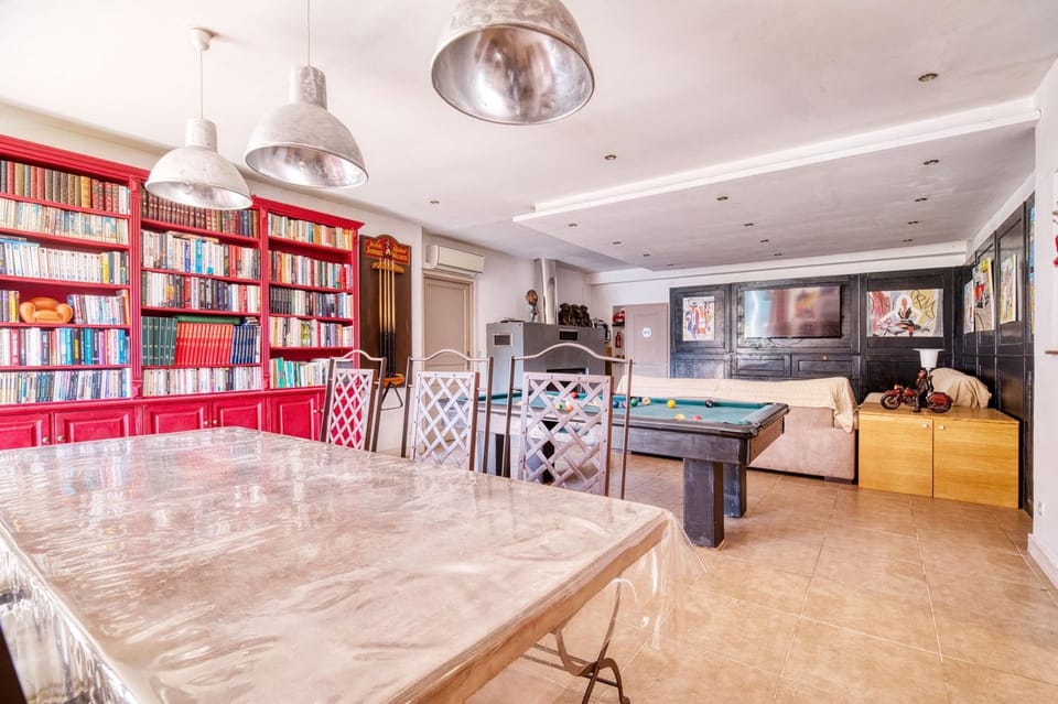 Property building, Living room