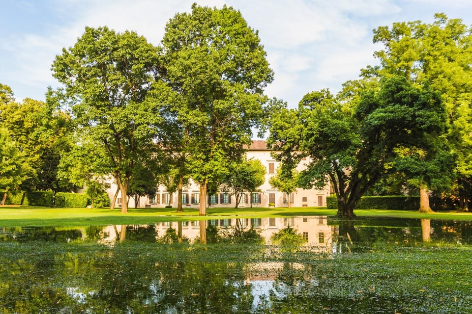 Property building, Facade/entrance, Spring, Day, Natural landscape, Summer, Garden, Horse-riding, Animals, Animals, On site, Guests, Garden view, Landmark view, children, young children, older children, group of guests, Family