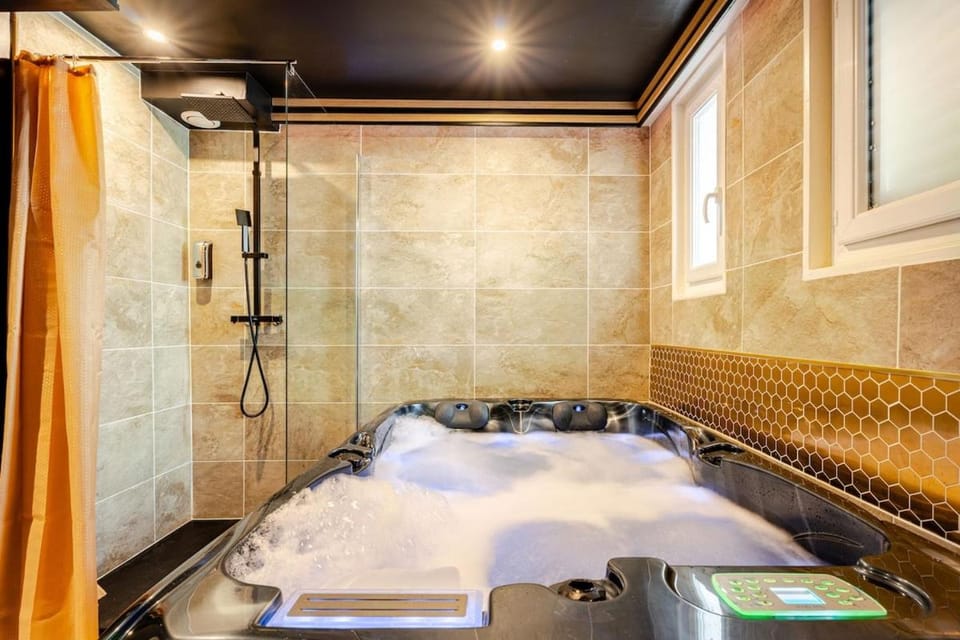 Hot Tub, Spa and wellness centre/facilities