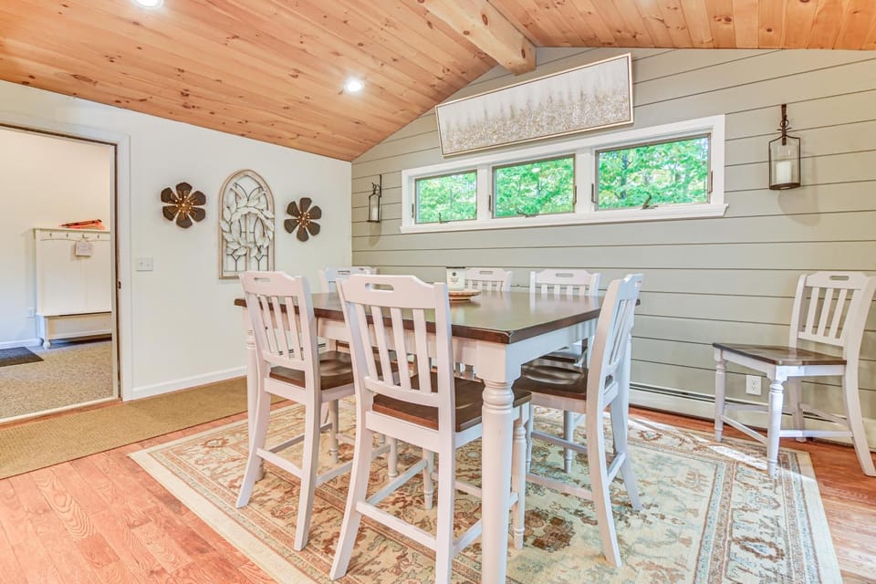 Hike, Leaf-Peep, Ski: Hideaway w/ Private Hot Tub! House in Bartlett