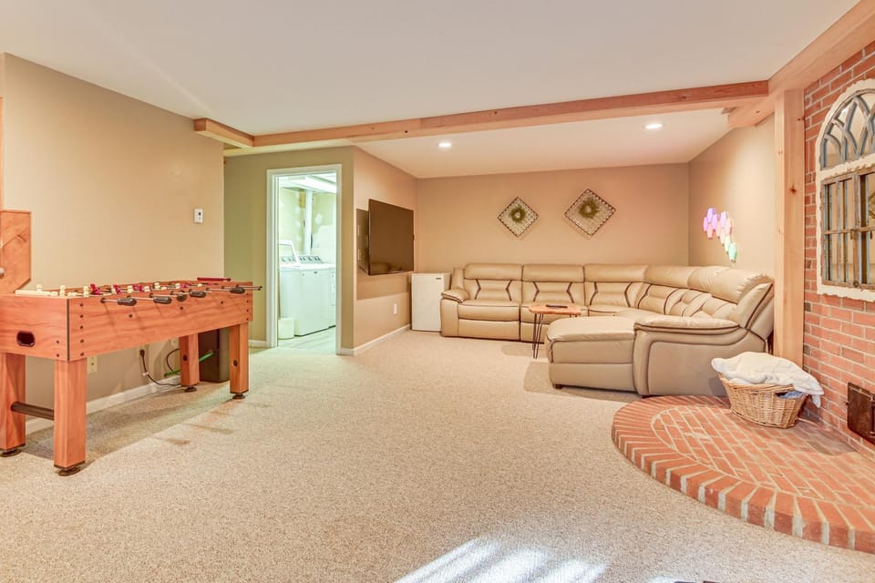 Hike, Leaf-Peep, Ski: Hideaway w/ Private Hot Tub! House in Bartlett