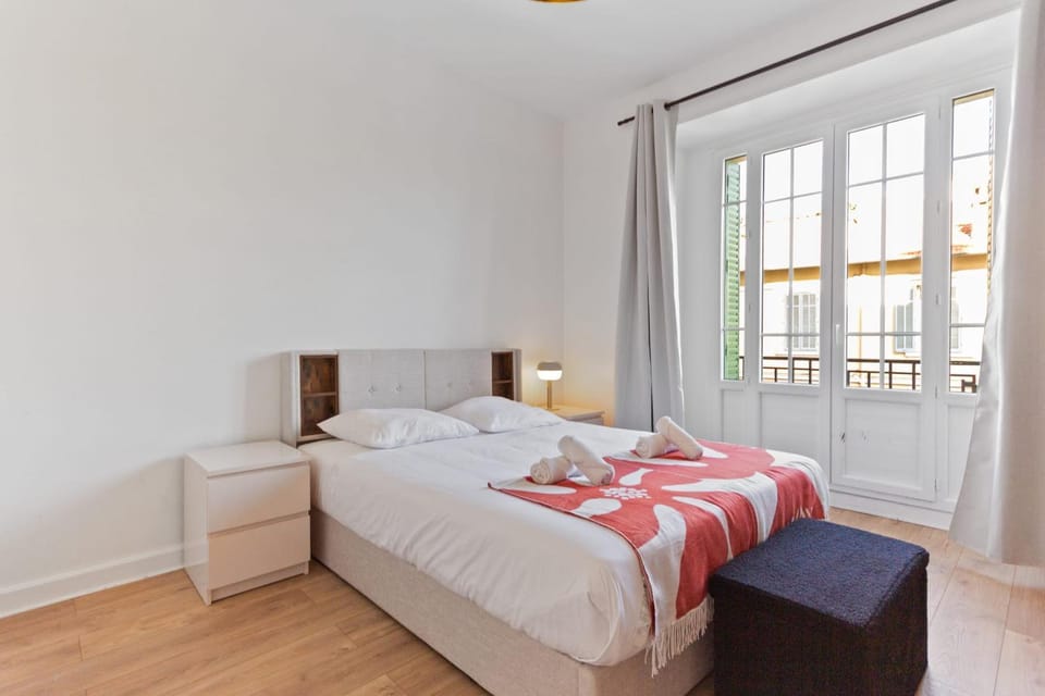 Le Prado - City centre - Spacious - AC Apartment in Cannes