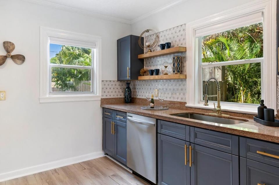 Incredible 3br Home with Yard near Beach and Downtown House in Lake Worth
