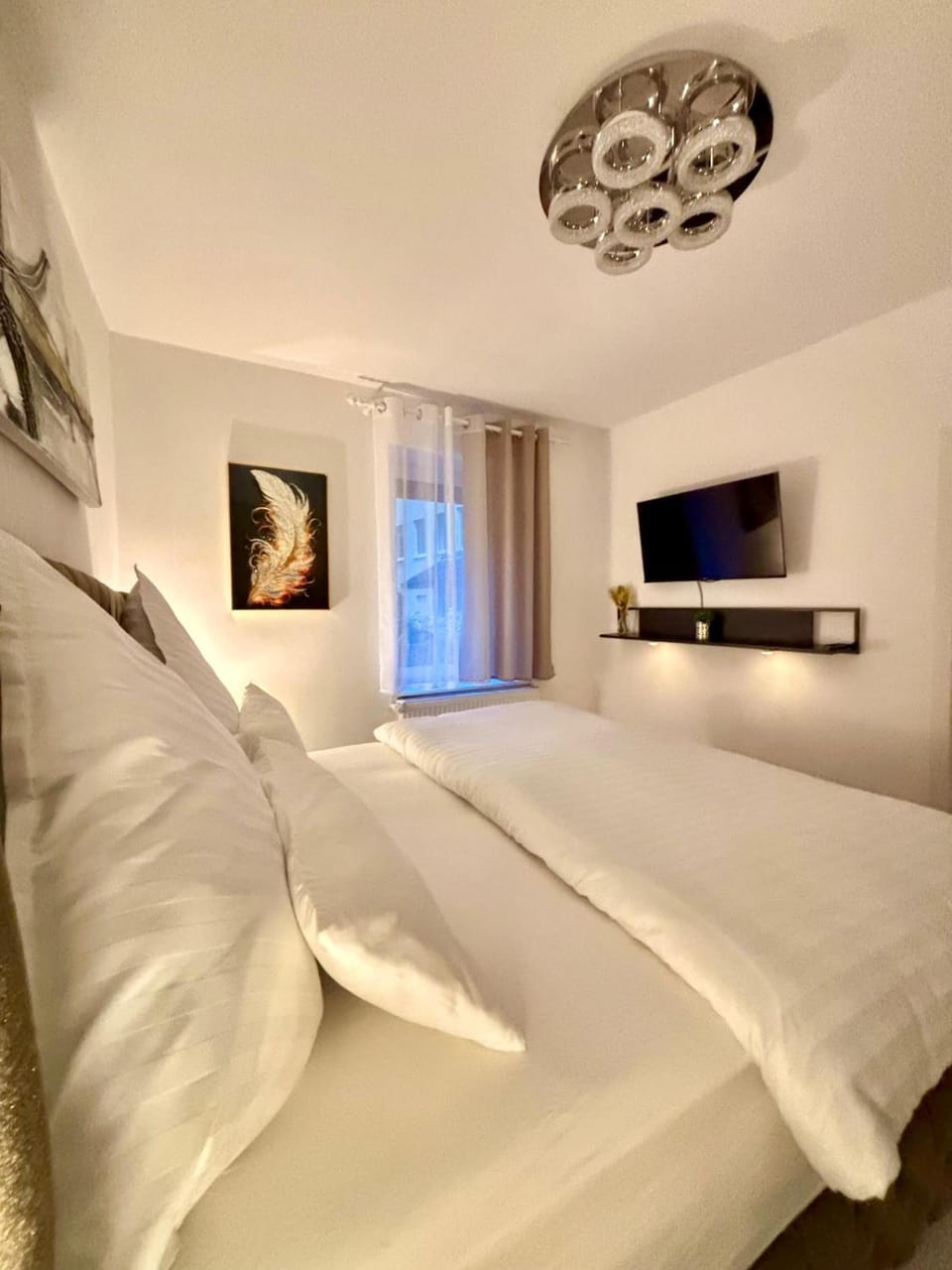 Bed, TV and multimedia, Evening entertainment, Bedroom