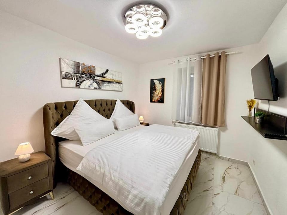 Bed, TV and multimedia, Bedroom