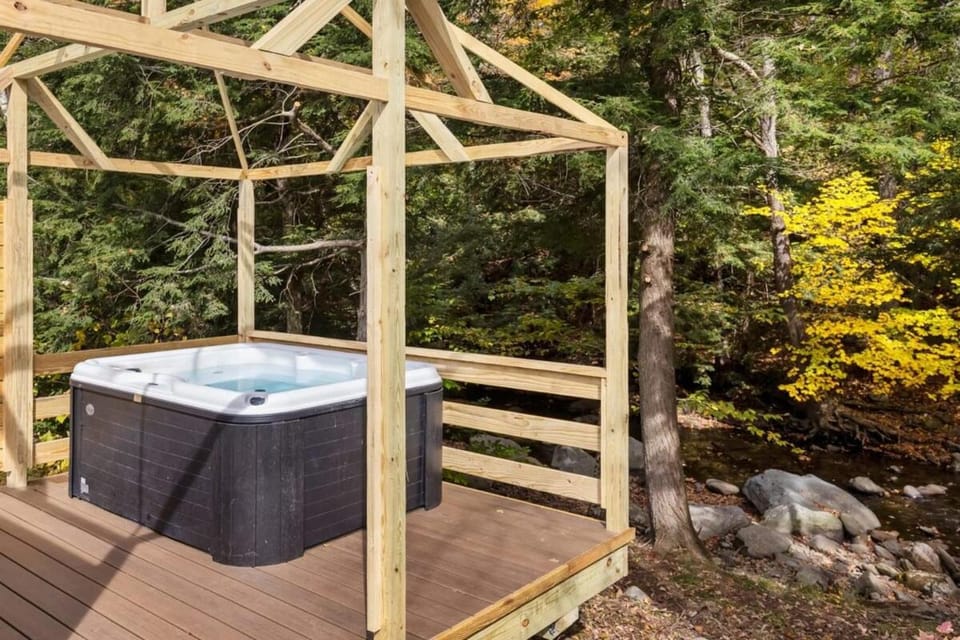 Geodome 1min to Smuggler's Notch with hot tub & River House in Cambridge