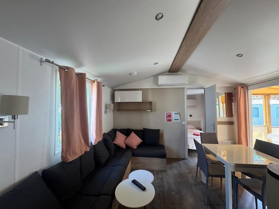 TV and multimedia, Kitchen or kitchenette, Living room, Seating area, Dining area, pet friendly, air conditioner