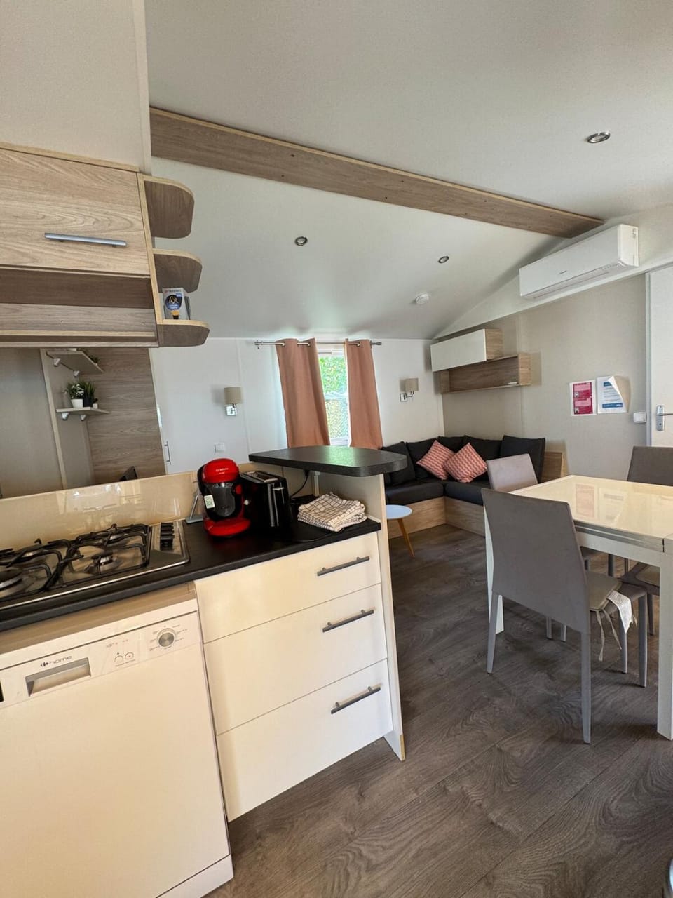 Kitchen or kitchenette, Dining area, dishwasher, oven, pet friendly, stove