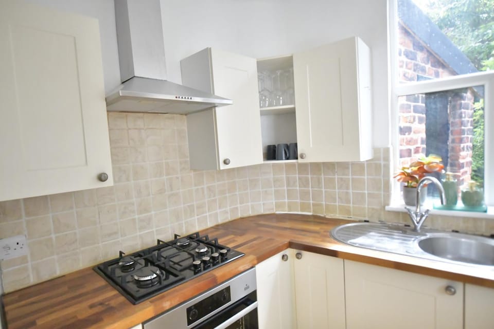 Spacious and Cosy Double Room Stockport Bed and Breakfast in England