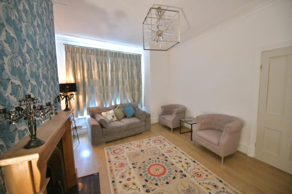 Spacious and Cosy Double Room Stockport Bed and Breakfast in England