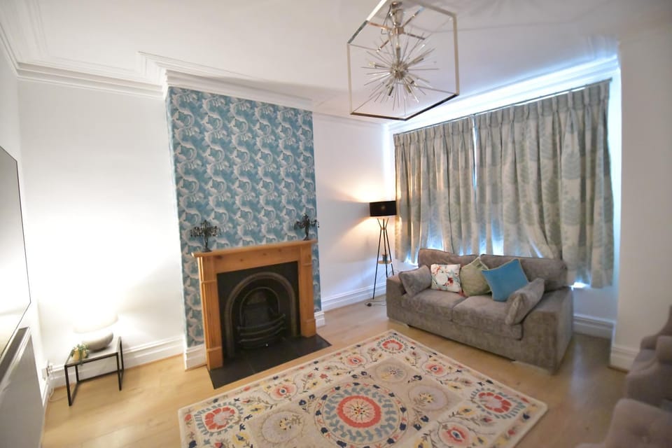 Spacious and Cosy Double Room Stockport Bed and Breakfast in England
