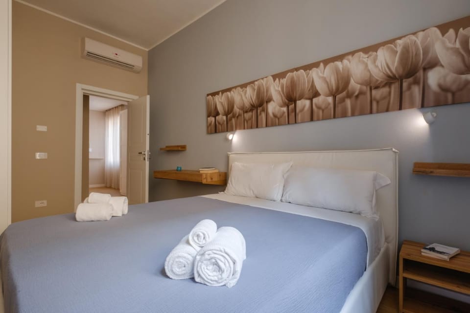 Bed, Photo of the whole room, Bedroom, towels, air conditioner