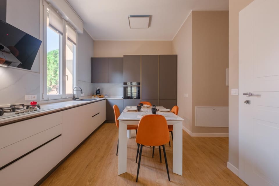 Kitchen or kitchenette, Dining area, oven, stove