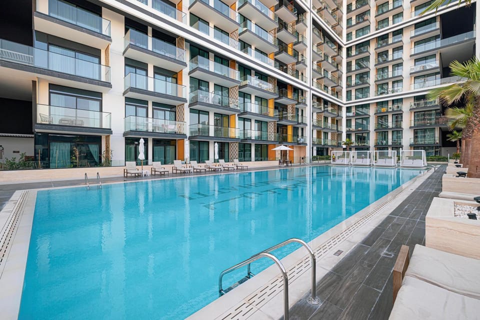 Property building, Day, Pool view, Swimming pool, Swimming pool, sunbed