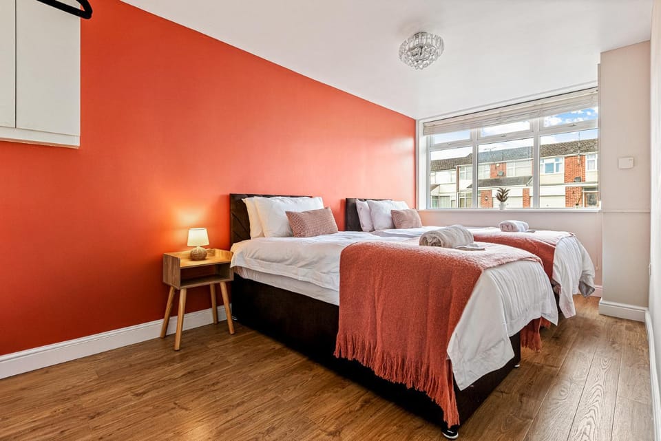 Bed, TV and multimedia, Photo of the whole room, Bedroom