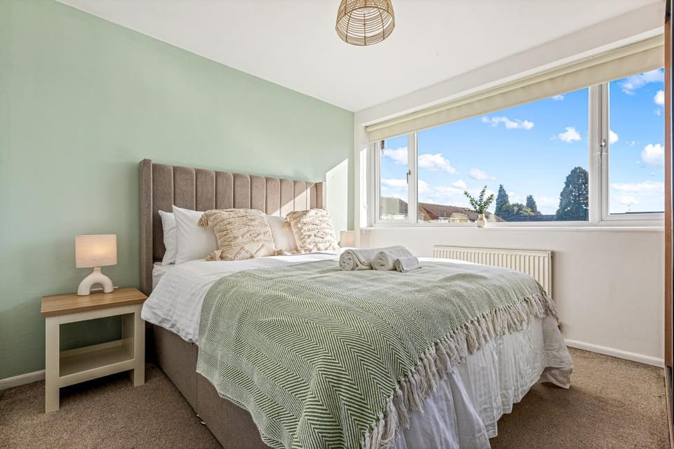 Bed, Photo of the whole room, Bedroom, towels