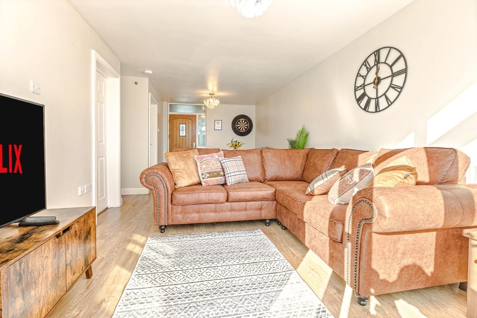 Communal lounge/ TV room, Darts, TV and multimedia, Living room, Seating area, Evening entertainment