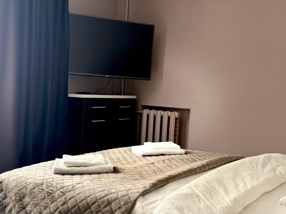 Bed, TV and multimedia, Photo of the whole room, Bedroom, towels
