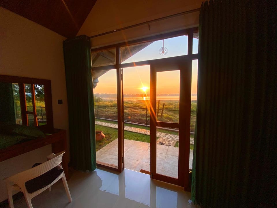 View (from property/room), Lake view, Sunrise