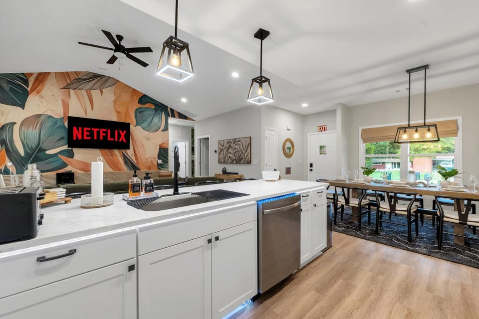 Kitchen or kitchenette, Dining area