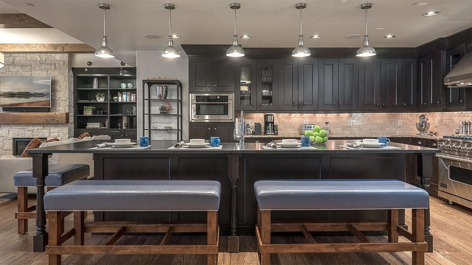 Day, Seating area, microwave, kitchen