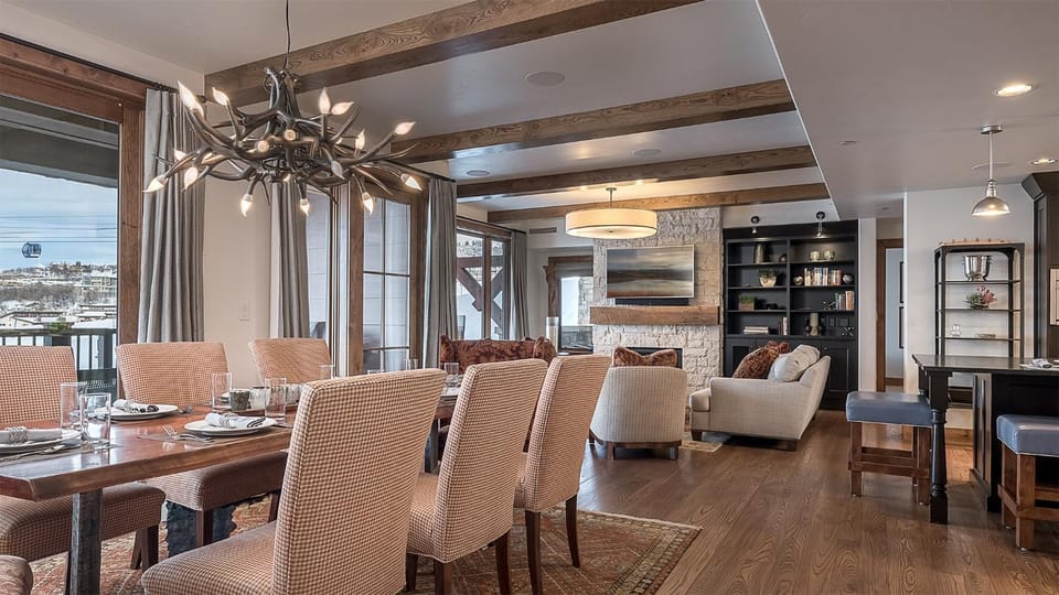 Living room, Seating area, Dining area, fireplace