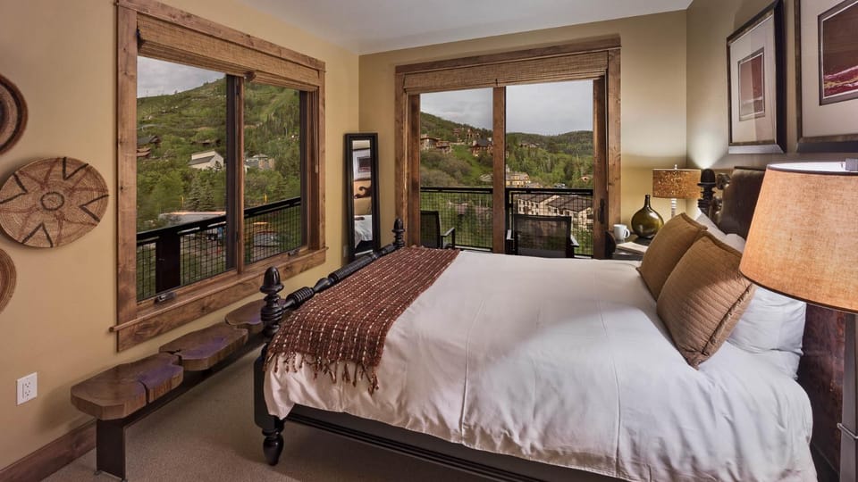Bed, Seating area, Bedroom, Mountain view