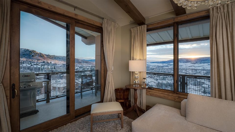 View (from property/room), Balcony/Terrace, Living room, Seating area, Mountain view
