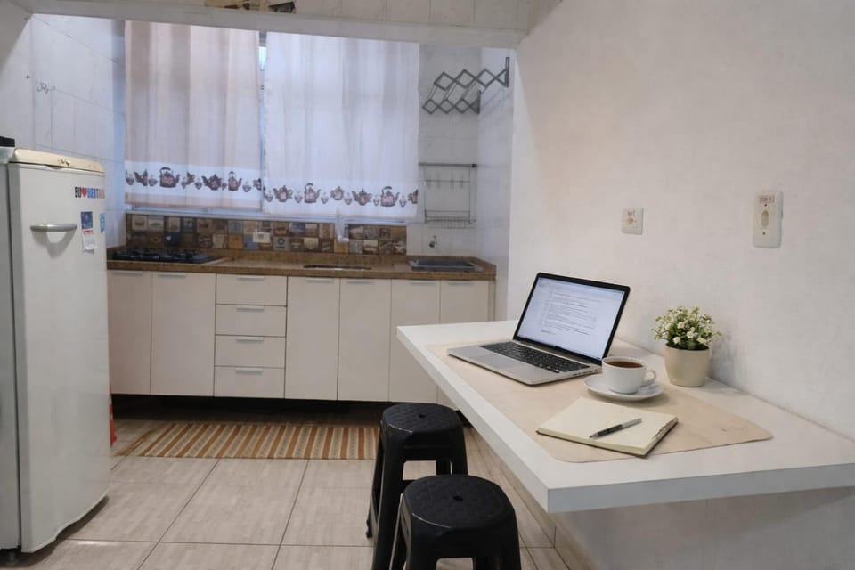 Kitchen or kitchenette, minibar