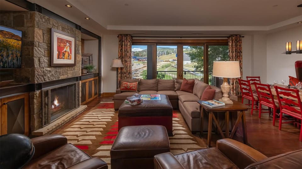 TV and multimedia, View (from property/room), Seating area, Dining area, fireplace