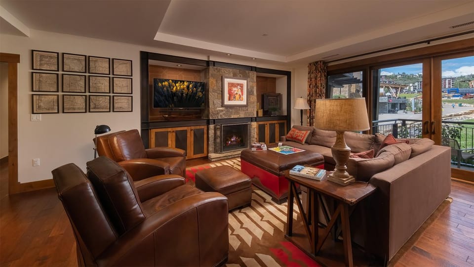 TV and multimedia, View (from property/room), Living room, Seating area, fireplace