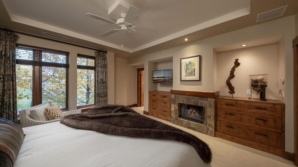 Bed, TV and multimedia, View (from property/room), Bedroom, fireplace