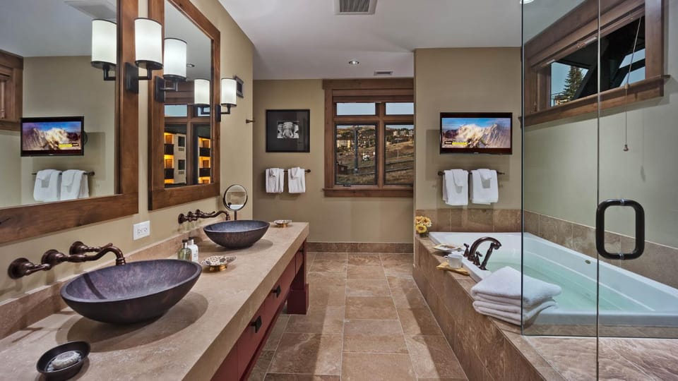 Bathroom, TV and multimedia, towels