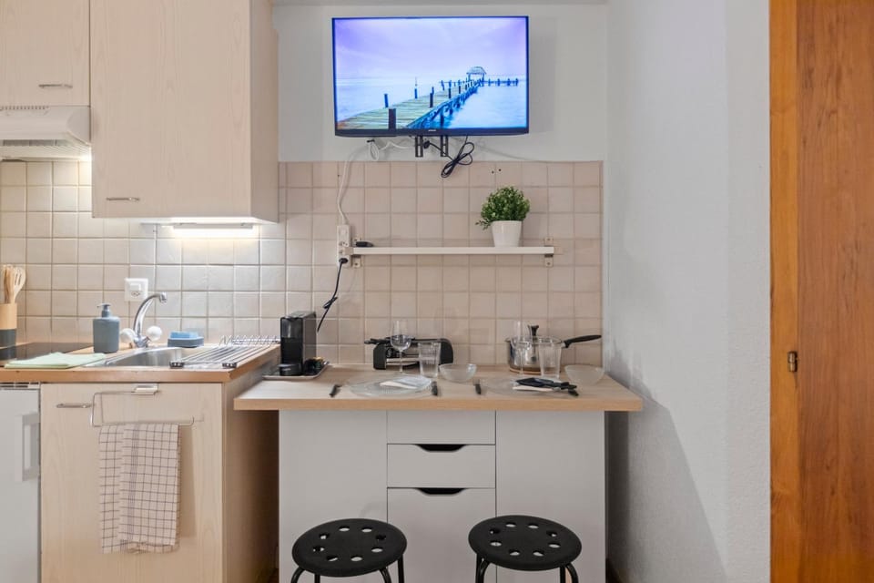 TV and multimedia, Kitchen or kitchenette, Dining area, stove