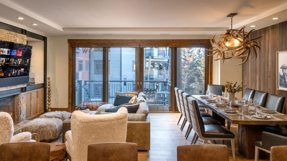 View (from property/room), Balcony/Terrace, Living room, Seating area, Dining area