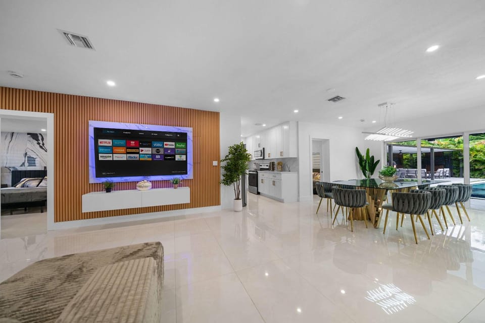 Luxury Villa Solara w Heated Pool Hot Tub BBQ House in Golden Glades