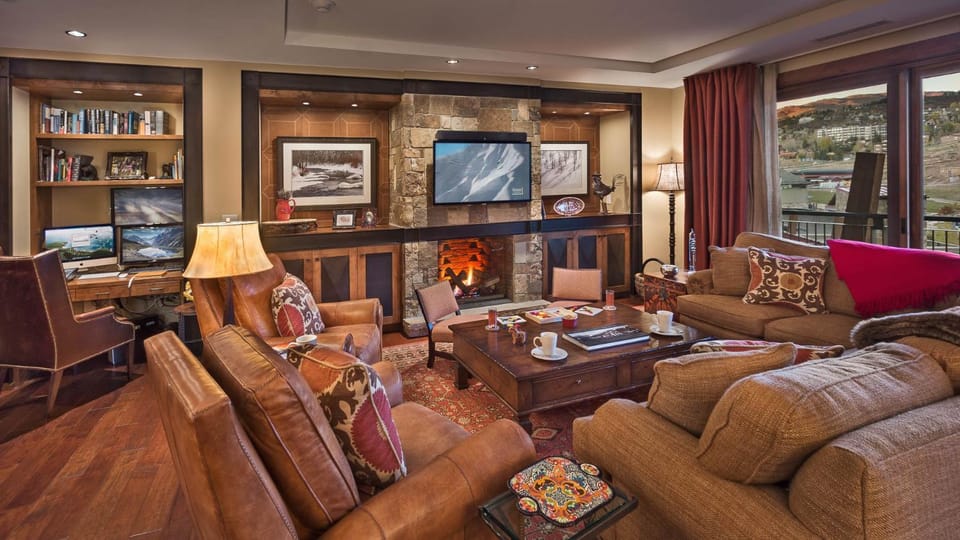 TV and multimedia, Seating area, fireplace