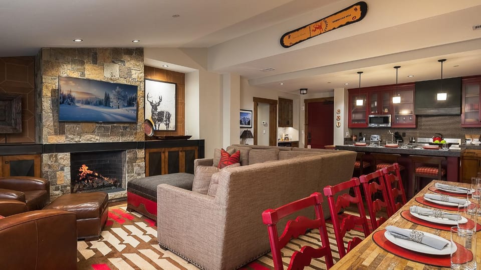 Bed, Day, TV and multimedia, Kitchen or kitchenette, Living room, Seating area, Dining area, Bedroom, fireplace, furniture