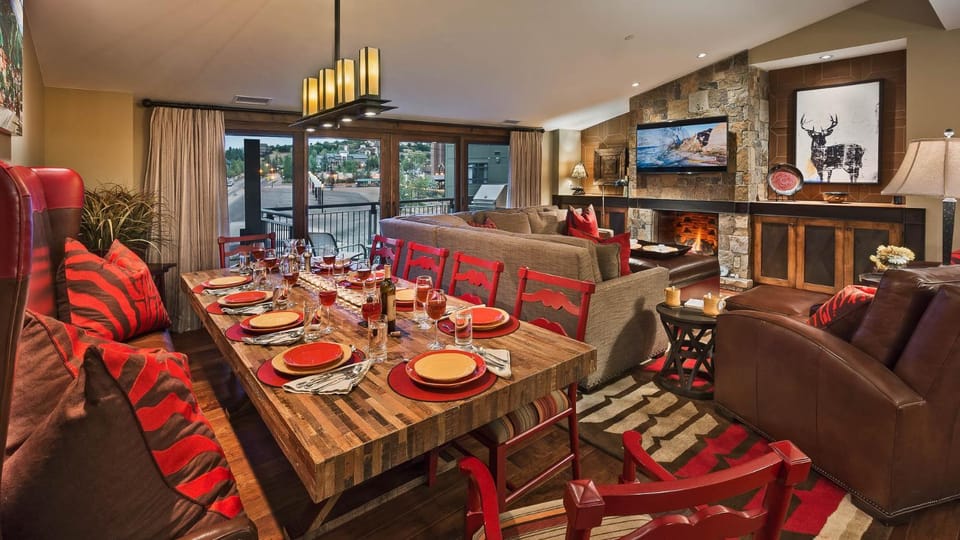 Seating area, Dining area, fireplace, furniture