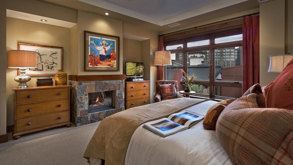 Bed, TV and multimedia, View (from property/room), Bedroom, fireplace