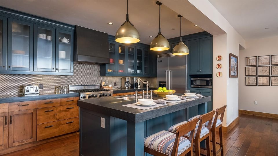 microwave, storage, stove, toaster, kitchen